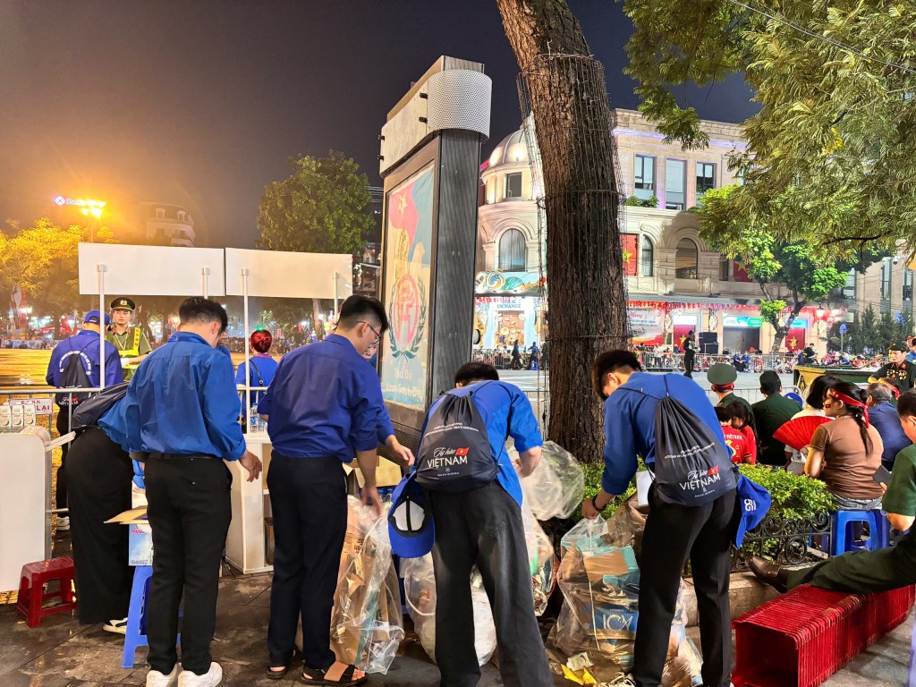 Ấn tượng hình ảnh thanh niên tình nguyện trong ngày Đại lễ A80