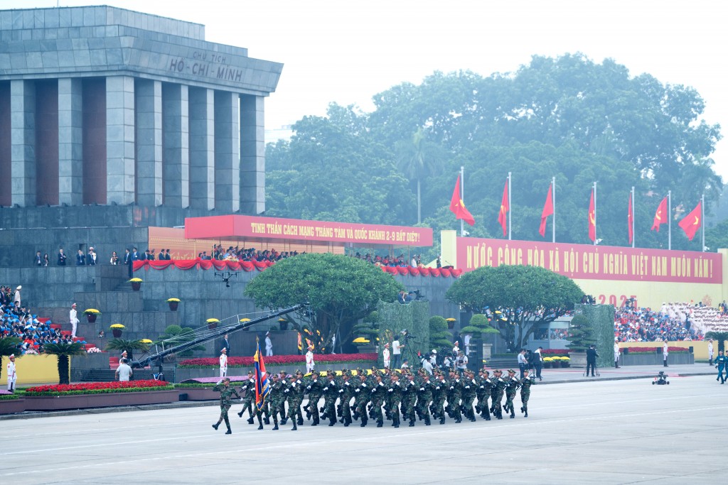 Khối Quân đội Hoàng gia Campuchia đi qua Quảng trường Ba Đình (TP Hà Nội)