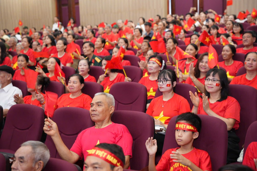 Đông đảo người dân xã Vân Đình đón xem 