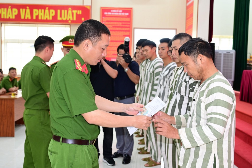 Đại tá Phạm Chí Hiếu - Phó Giám đốc CATP trao các quyết định cho phạm nhân được đặc xá