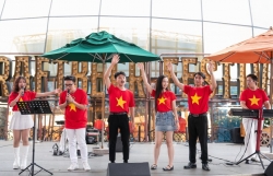 Du khách hào hứng check-in Cầu Vàng ngợp cờ Tổ quốc dịp Quốc khánh 2/9