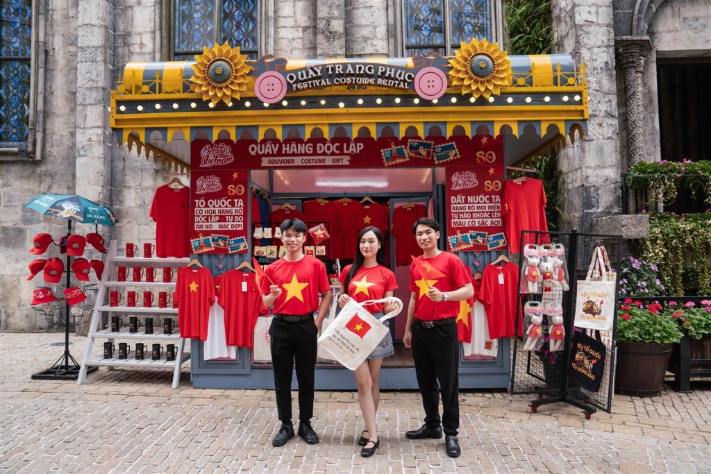 Du khách hào hứng check-in Cầu Vàng ngợp cờ Tổ quốc dịp Quốc khánh 2/9
