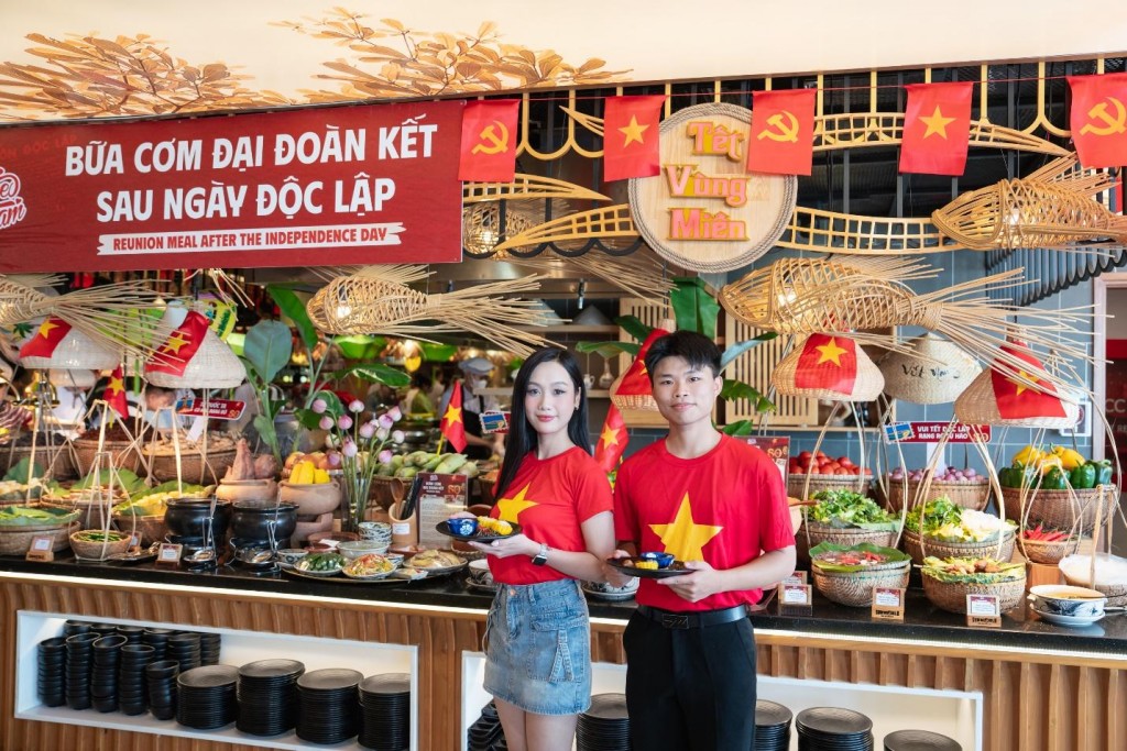 Du khách hào hứng check-in Cầu Vàng ngợp cờ Tổ quốc dịp Quốc khánh 2/9