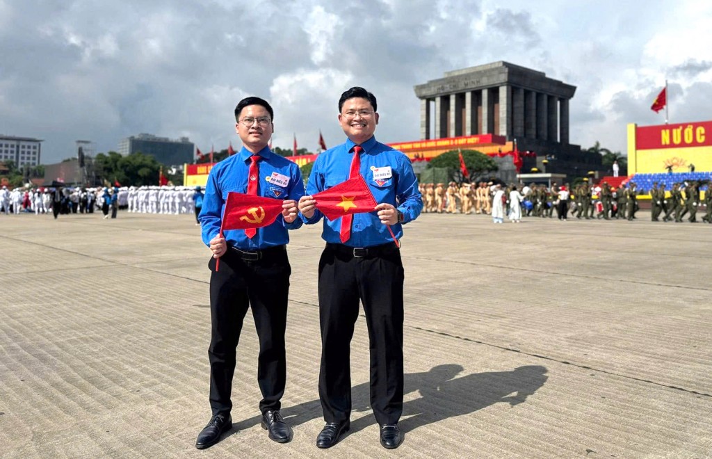 tuổi trẻ Trường Đại học Mở Hà Nội tự hào khi có anh Thiều Cẩm Sơn, Bí thư Đoàn Thanh niên trường và Đặng Bảo Sơn, Chủ tịch Hội Sinh viên trường tham dự cùng đoàn đại biểu thanh niên tiêu biểu Thủ đô.