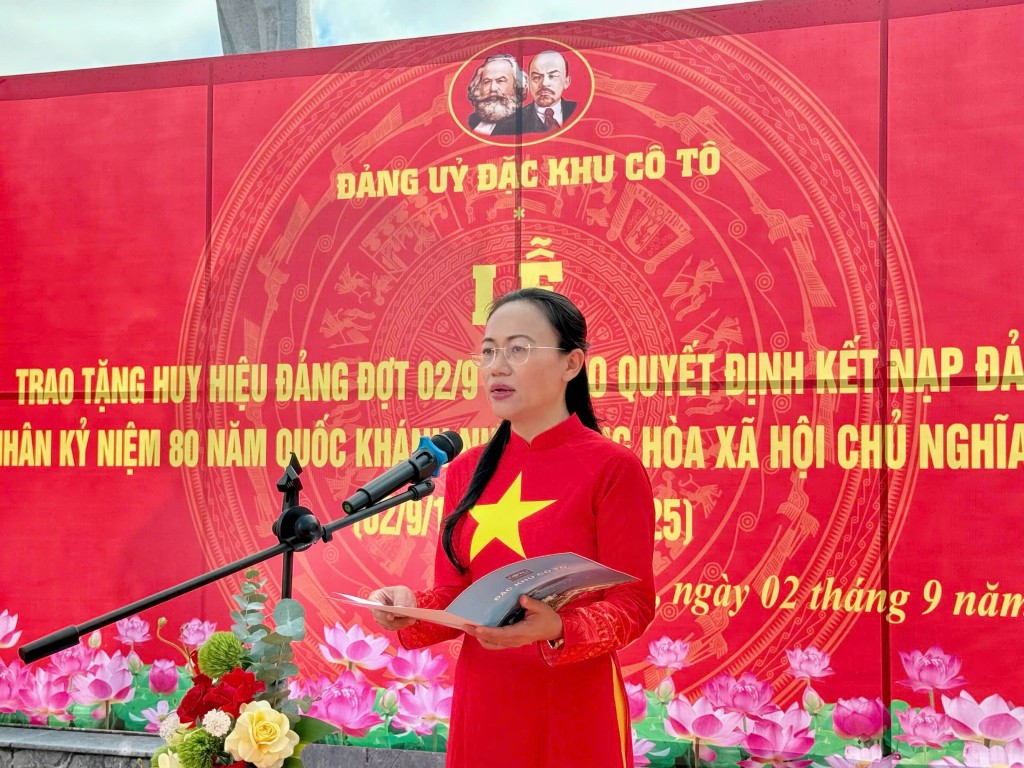 Bà Lê Ngọc Hân, Bí thư đặc khu Cô Tô trong lễ thượng cờ. Bà Lê Ngọc Hân, Bí thư đặc khu Cô Tô trong lễ thượng cờ.