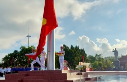 Sắc cờ Tổ quốc rực sáng trên đảo Cô Tô