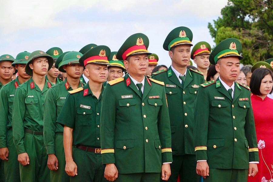 Sắc cờ Tổ quốc rực sáng trên đảo Cô Tô
