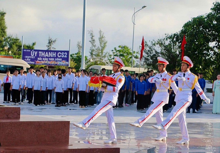 Các chiến sĩ chuẩn bị thủ tục làm lễ Thượng cờ Tổ quốc Các chiến sĩ chuẩn bị thủ tục làm lễ Thượng cờ Tổ quốc