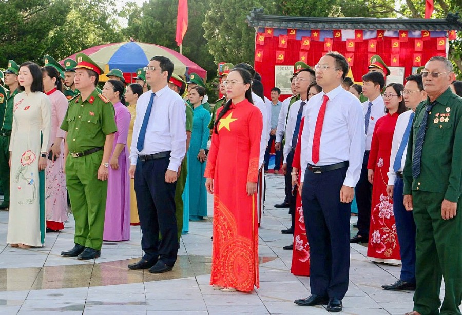 Cán bộ, chiến sỹ và nhân dân nghiêm trang trong lễ chào cờ. Cán bộ, chiến sỹ và nhân dân nghiêm trang trong lễ chào cờ.