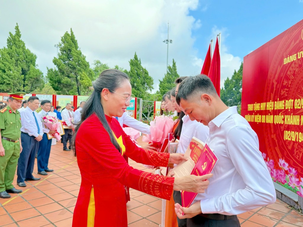 Trao quà và bằng khen cho các cán bộ trẻ tuổi Trao quà và bằng khen cho các cán bộ trẻ tuổi