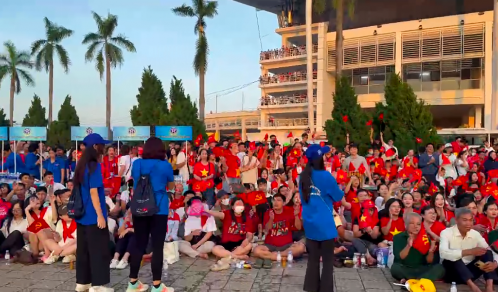 Dù phải “căng mình” xuyên đêm làm nhiệm vụ nhưng các bạn thanh niên tình nguyện vẫn bắt nhịp ca vang bài ca yêu nước Dù phải “căng mình” xuyên đêm làm nhiệm vụ nhưng các bạn thanh niên tình nguyện vẫn bắt nhịp ca vang bài ca yêu nước