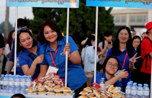 Hơn 200 thanh niên tình nguyện xuyên đêm phục vụ Đại lễ A80