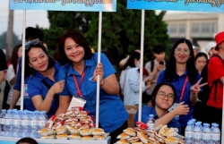Hơn 200 thanh niên tình nguyện xuyên đêm phục vụ Đại lễ A80
