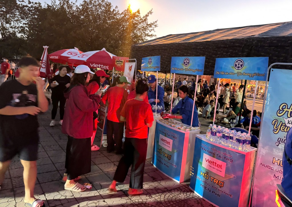 Hơn 200 thanh niên tình nguyện xuyên đêm phục vụ Đại lễ A80