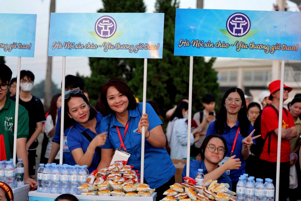 Nụ cười luôn thường trực trên gương mặt thanh niên tình nguyện Nụ cười luôn thường trực trên gương mặt thanh niên tình nguyện