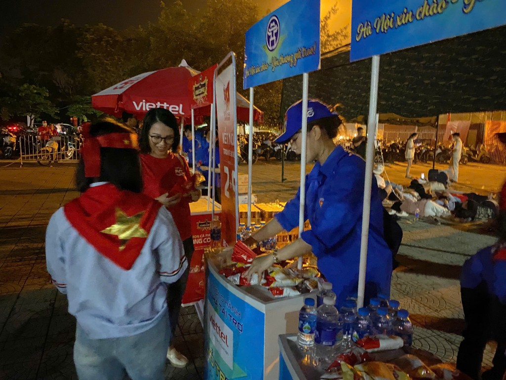 Hơn 200 thanh niên tình nguyện xuyên đêm phục vụ Đại lễ A80