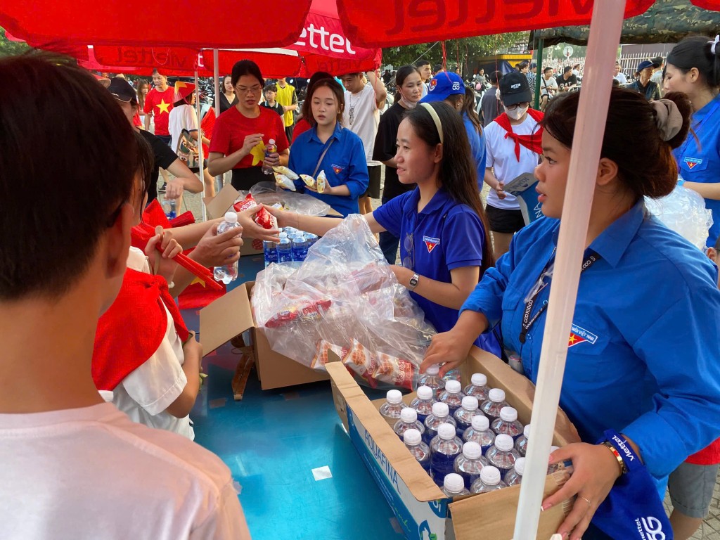 Hơn 200 thanh niên tình nguyện xuyên đêm phục vụ Đại lễ A80