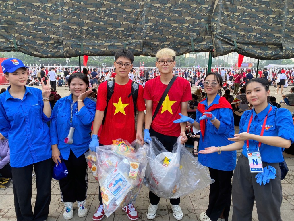 Hơn 200 thanh niên tình nguyện xuyên đêm phục vụ Đại lễ A80