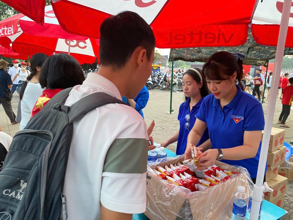 Hơn 200 thanh niên tình nguyện xuyên đêm phục vụ Đại lễ A80