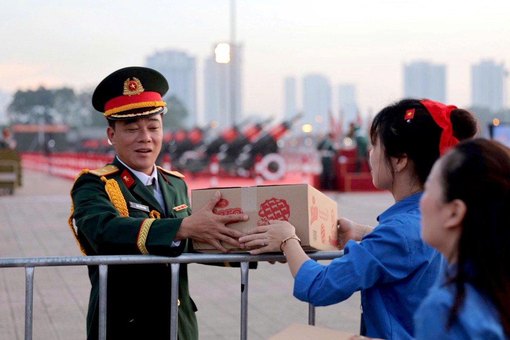 Hơn 200 thanh niên tình nguyện xuyên đêm phục vụ Đại lễ A80