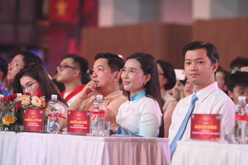 Các vị đại biểu tham dự chương trình 