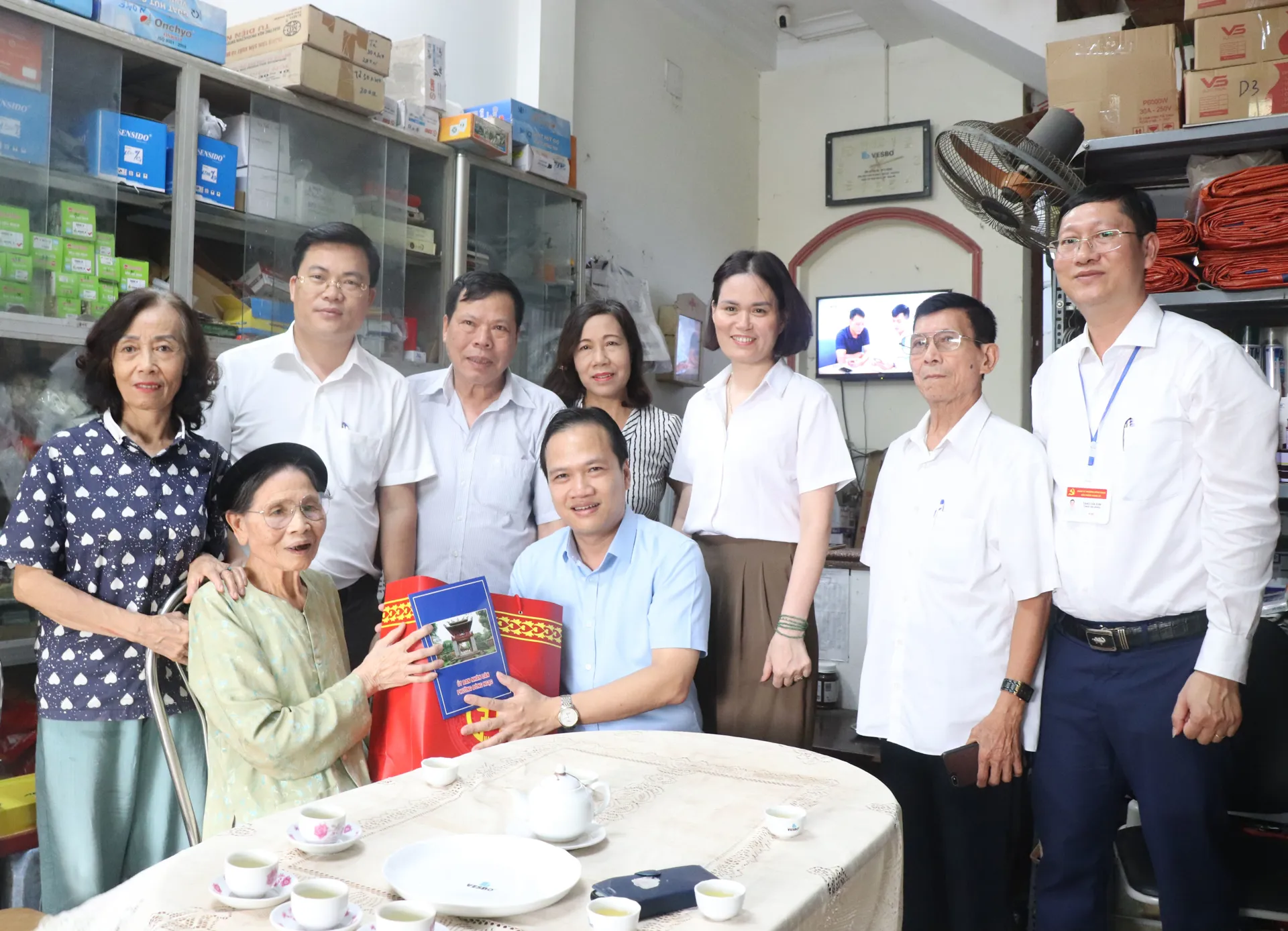 Phường Đông Ngạc tặng quà, tri ân gia đình có công với cách mạng dịp Quốc khánh 2/9