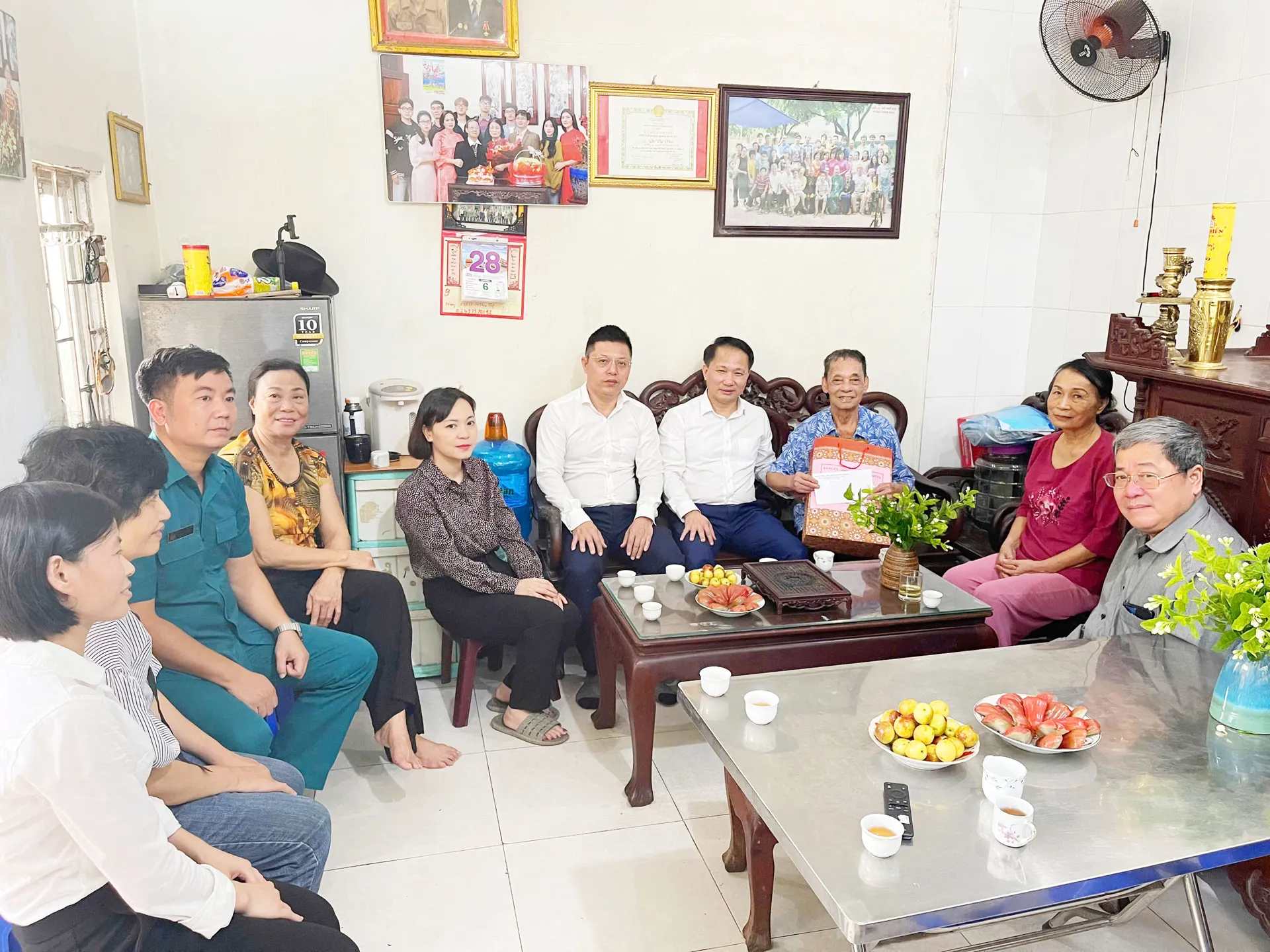 Phường Đông Ngạc tặng quà, tri ân gia đình có công với cách mạng dịp Quốc khánh 2/9