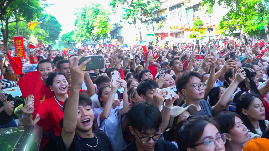 Hàng vạn ống kính ghi lại những bước chân lịch sử