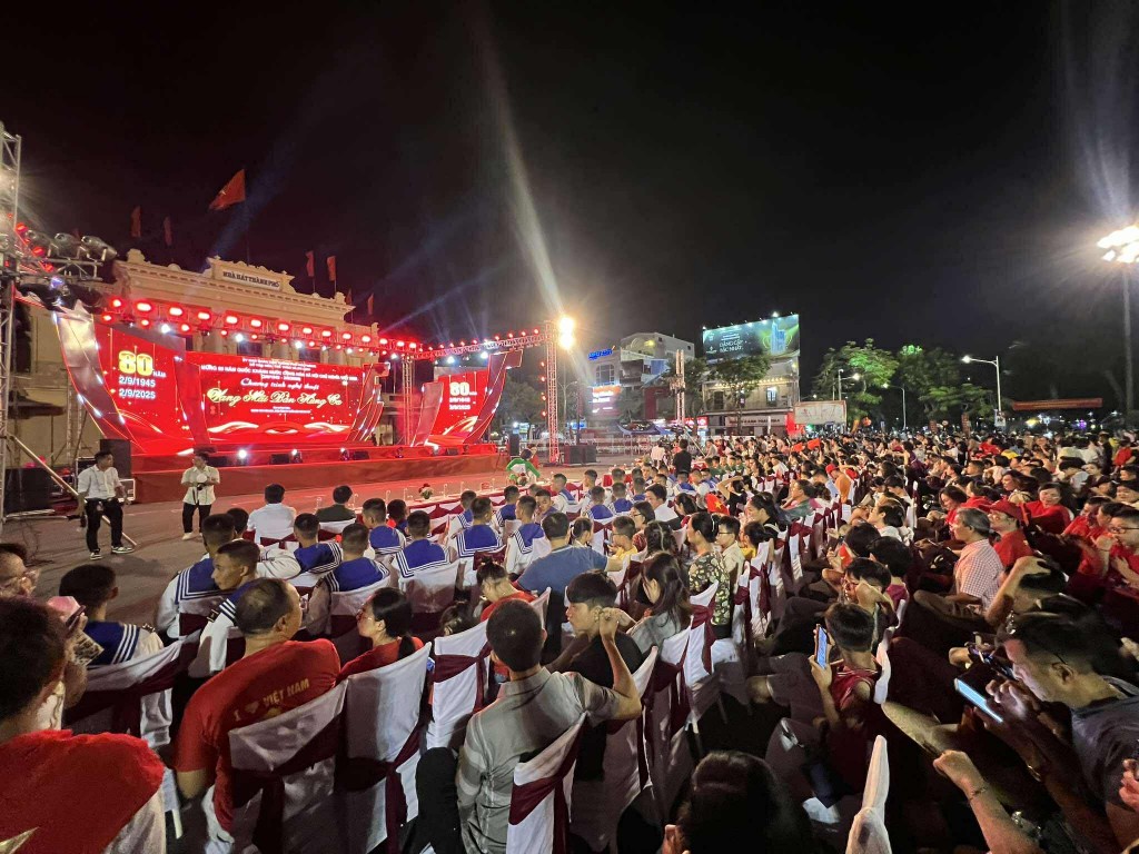 Chương trình nghệ thuật đặc sắc kết hợp bắn pháo hoa tại cả phía Đông và phía Tây thành phố Hải Phòng thu hút hàng nghìn người dân và du khách