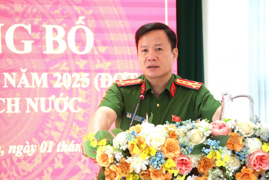 Đại tá Lê Hồng Vân, Phó Giám đốc Công an tỉnh phát biểu chỉ đạo buổi lễ đặc xá cho phạm nhân