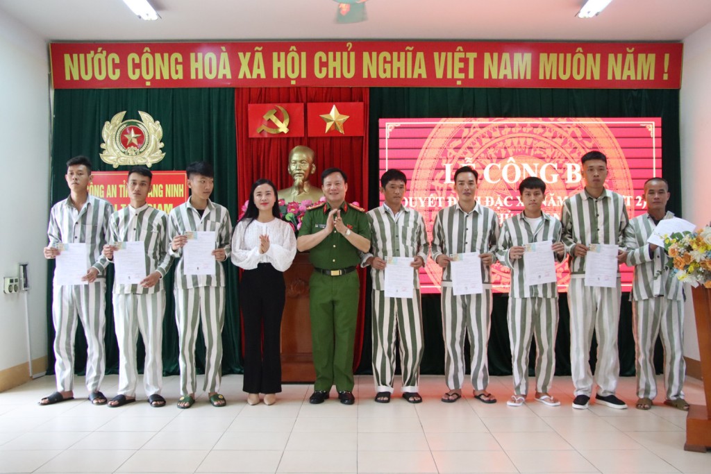 Trao Quyết định Đặc xá của Chủ tịch nước cho các phạm nhân.