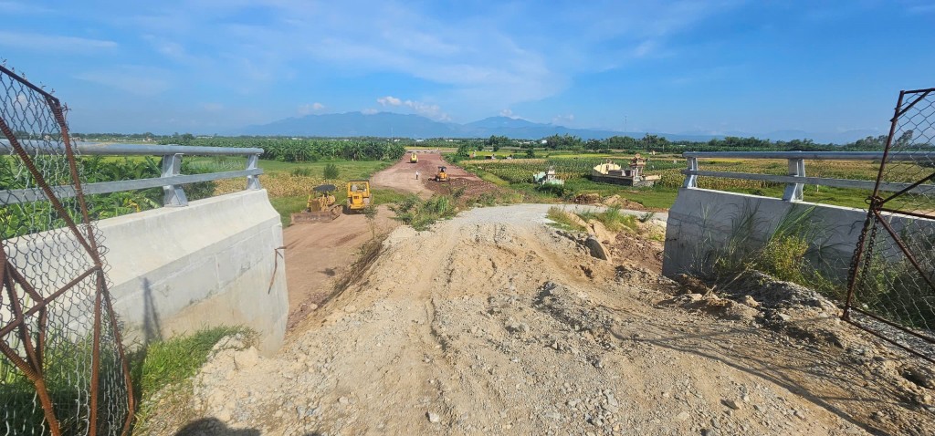 Cầu Văn Ly và đường dẫn khát mặt bằng, nhà thầu khóc ròng