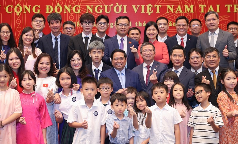 Thủ tướng mong cộng đồng người Việt Nam ở nước ngoài nói chung và tại Trung Quốc nói riêng hãy luôn tự hào mình là người Việt Nam, tự hào với nền văn hóa đậm đà bản sắc dân tộc - Ảnh: VGP/Nhật Bắc