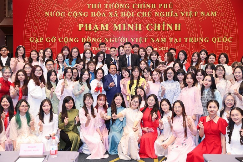 Thủ tướng mong cộng đồng người Việt Nam ở nước ngoài nói chung và tại Trung Quốc nói riêng hãy luôn tự hào mình là người Việt Nam, tự hào với nền văn hóa đậm đà bản sắc dân tộc - Ảnh: VGP/Nhật Bắc