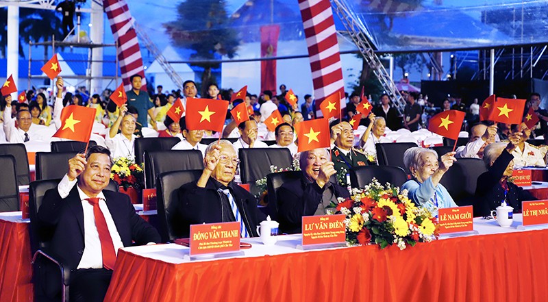 Lãnh đạo, nguyên lãnh đạo thành phố và các đại biểu dự tại điểm cầu Công viên Tây Đô hòa nhịp trong ca khúc “Như có Bác Hồ trong ngày đại thắng”. (Ảnh: Hồng Vân)