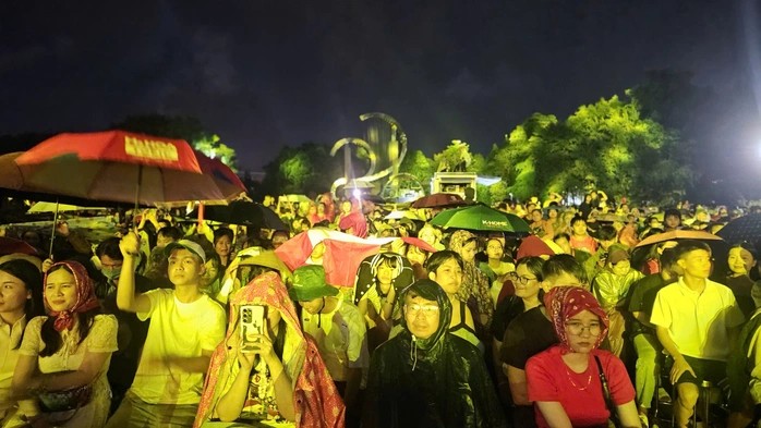 Mưa nặng hạt không ngăn được bước chân của người dân phường Bình Dương, tất cả vẫn nán lại để đón xem chương trình nghệ thuật.