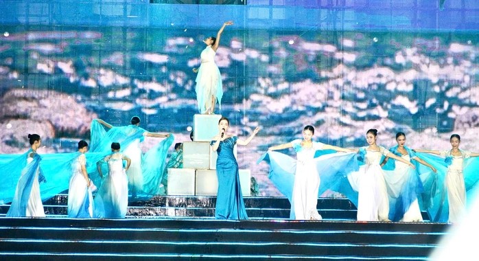 Tiết mục mở màn tại đầu cầu Vũng Tàu.
