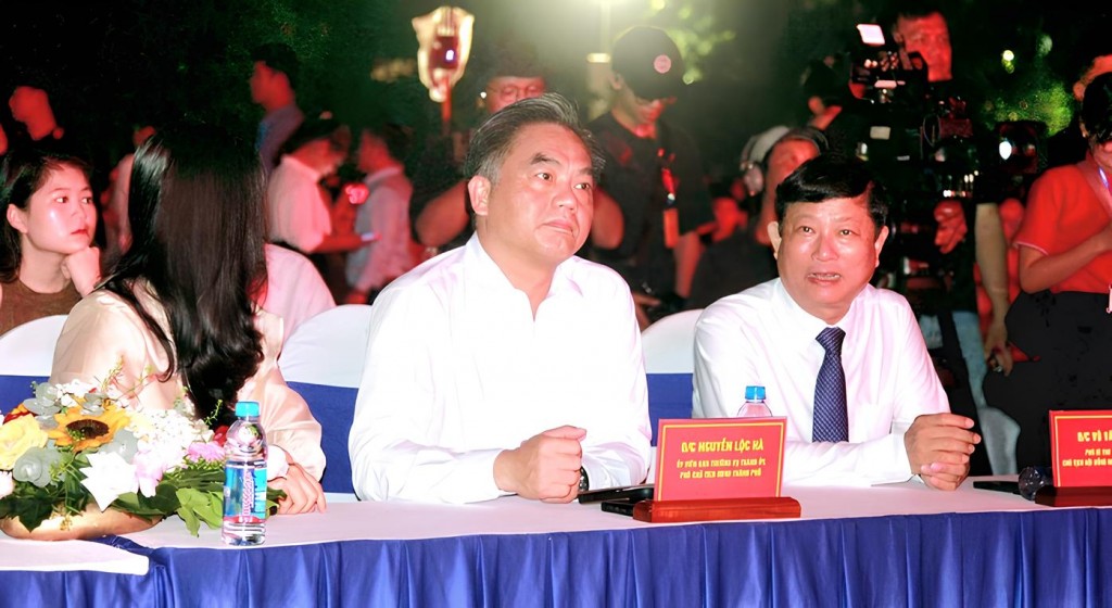 Ông Võ Văn Minh (bìa phải) và ông Nguyễn Lộc Hà tham dự chương trình nghệ thuật