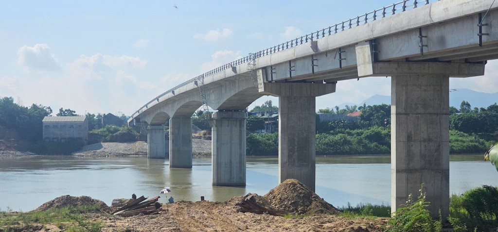 Cầu Văn Ly và đường dẫn khát mặt bằng, nhà thầu khóc ròng