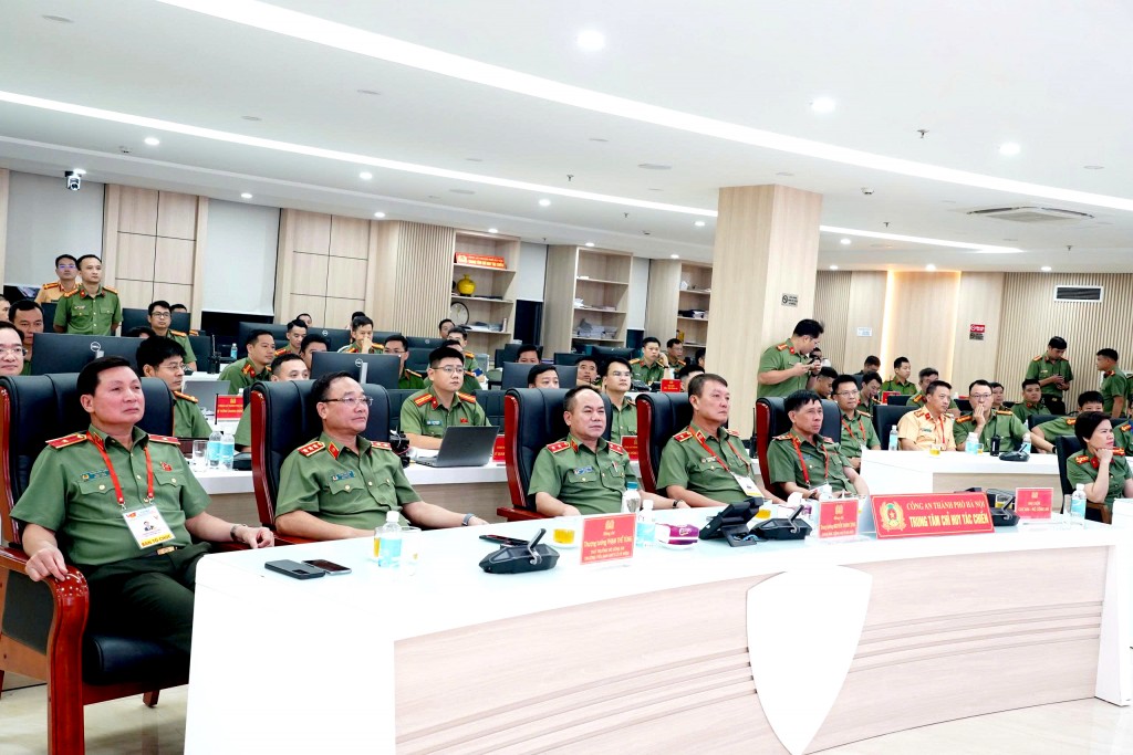 Các đồng chí lãnh đạo Bộ Công an, Công an TP Hà Nội tại Trung tâm chỉ huy, tác chiến Công an TP Hà Nội sáng 2/9