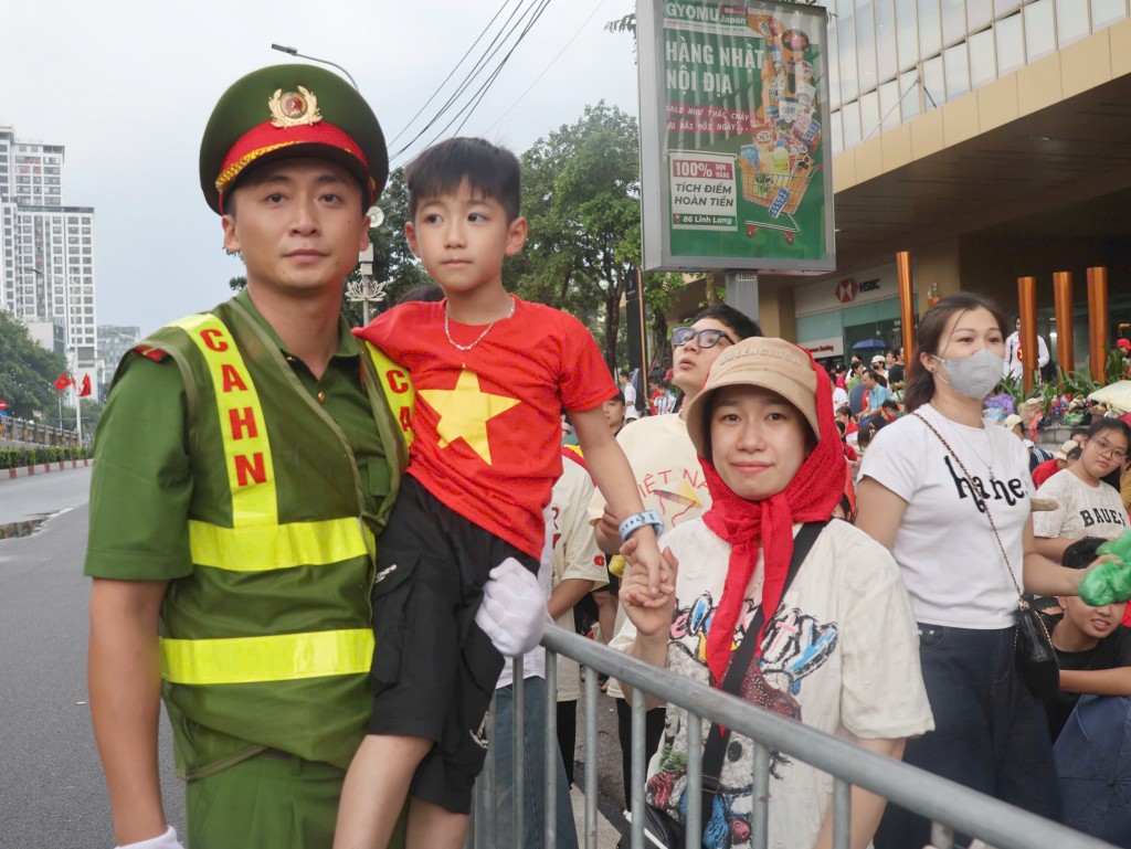 Lực lượng Công an giúp đỡ người dân và các cựu chiến binh đến khu vực ưu tiên theo dõi diễu binh, diễu hành
