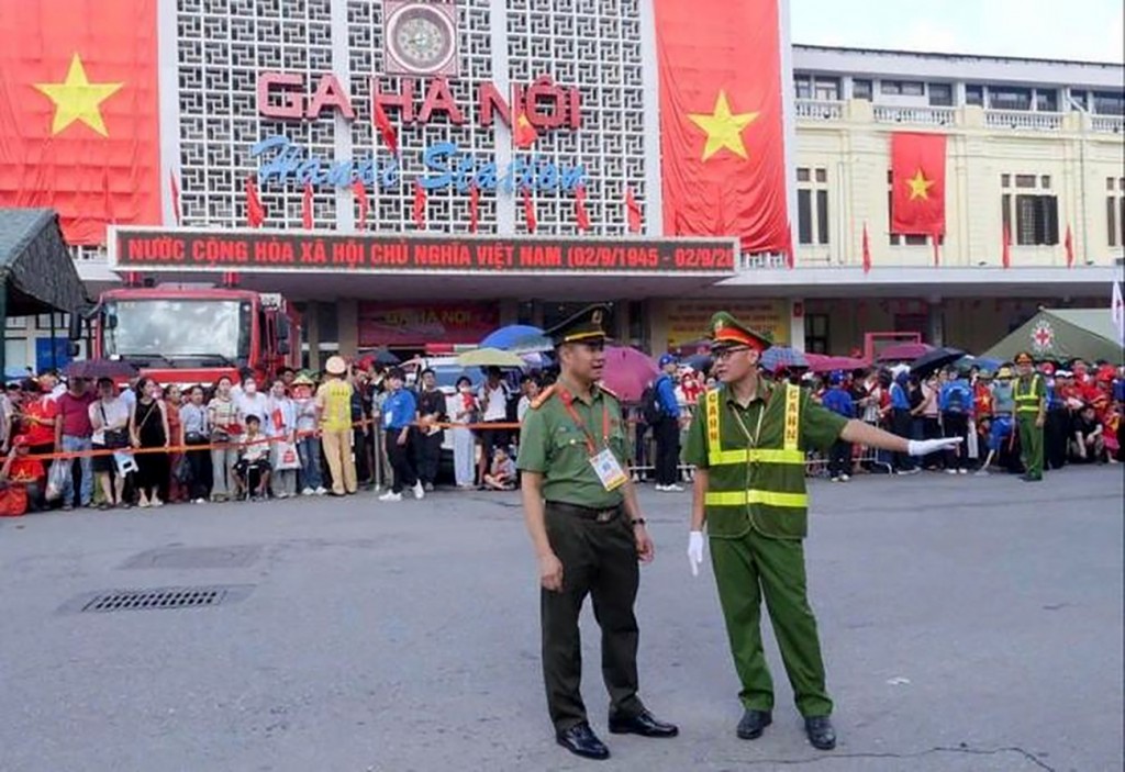 Các đồng chí lãnh đạo Công an thành phố kiểm tra, chỉ đạo bảo đảm an ninh tại các tuyến phố các khối diễu binh, diễu hành đi qua
