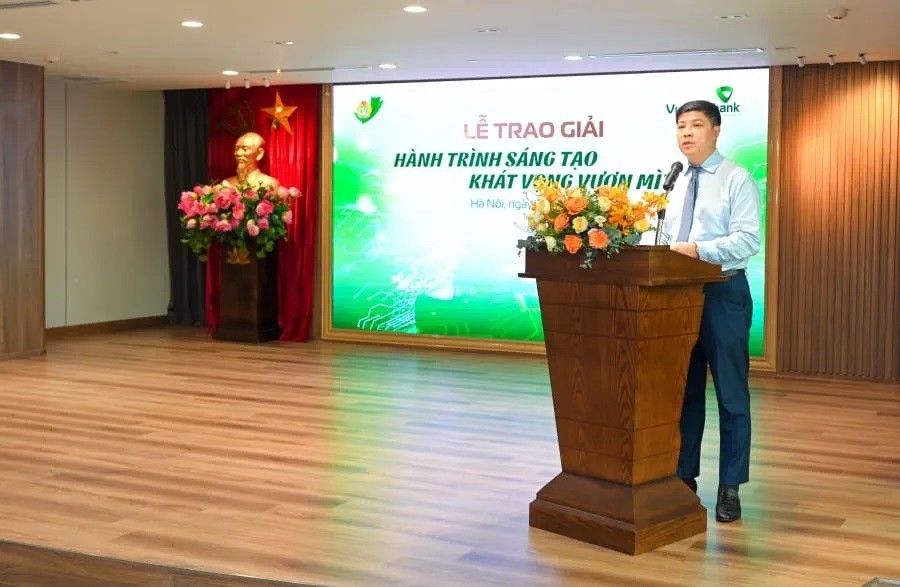 Đồng chí Hồng Quang - Ủy viên Ban Chấp hành Tổng Liên đoàn Lao động Việt Nam, Thành viên Hội đồng Quản trị, Chủ tịch Công đoàn Vietcombank phát biểu khai mạc