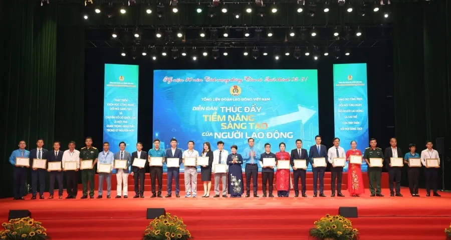 Công đoàn Vietcombank trao giải “Hành trình sáng tạo - Khát vọng vươn mình”