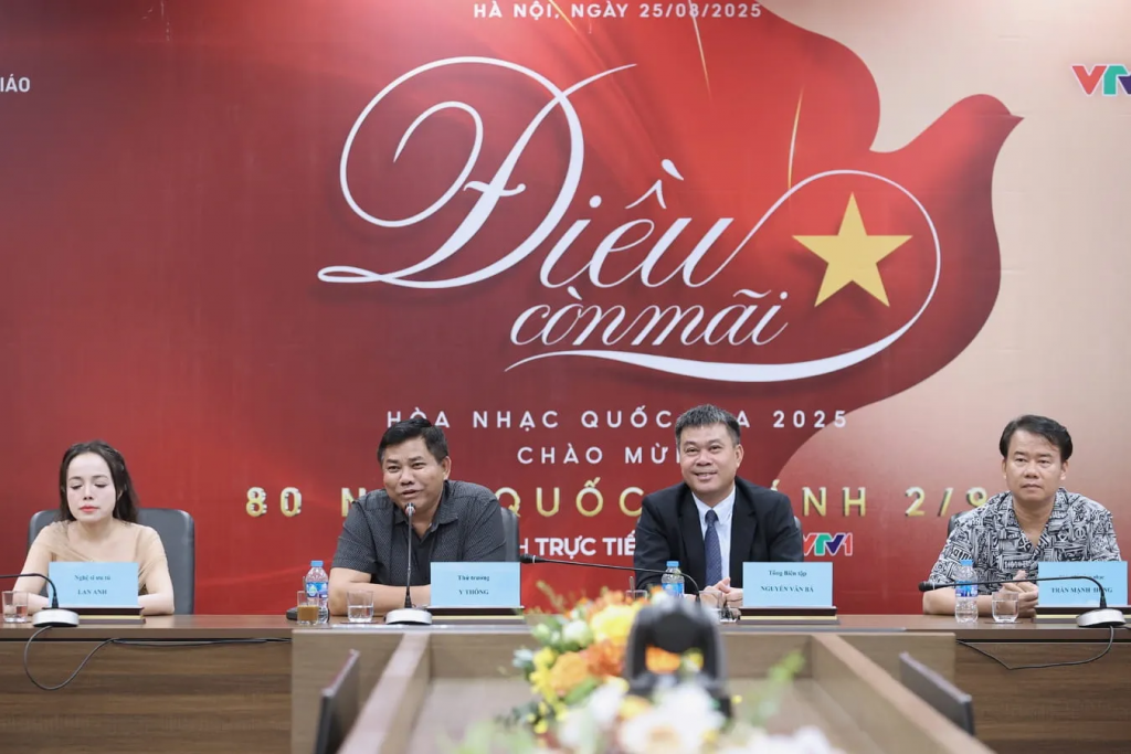 Thứ trưởng Bộ Dân tộc và Tôn giáo Y Thông (thứ 2, từ trái sang) và Tổng Biên tập Báo VietNamNet Nguyễn Văn Bá (thứ 2, từ phải sang) tại buổi họp báo