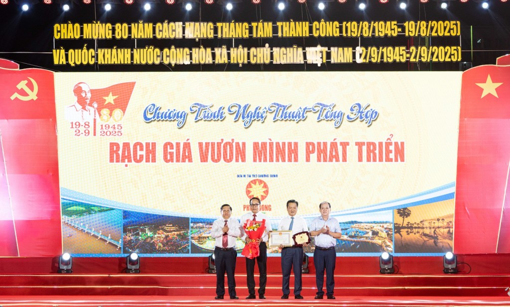 Ủy viên Ban Thường vụ Tỉnh ủy, Phó Chủ tịch Thường trực UBND tỉnh An Giang Nguyễn Thanh Phong (bìa phải) tặng bằng khen của Chủ tịch UBND tỉnh cho Công ty Cổ phần Đầu tư Phú Cường Kiên Giang vì có thành tích đóng góp cho hoạt động chào mừng kỷ niệm 80 năm Cách mạng Tháng Tám thành công và Quốc khánh 2/9 Ủy viên Ban Thường vụ Tỉnh ủy, Phó Chủ tịch Thường trực UBND tỉnh An Giang Nguyễn Thanh Phong (bìa phải) tặng bằng khen của Chủ tịch UBND tỉnh cho Công ty Cổ phần Đầu tư Phú Cường Kiên Giang vì có thành tích đóng góp cho hoạt động chào mừng kỷ niệm 80 năm Cách mạng Tháng Tám thành công và Quốc khánh 2/9