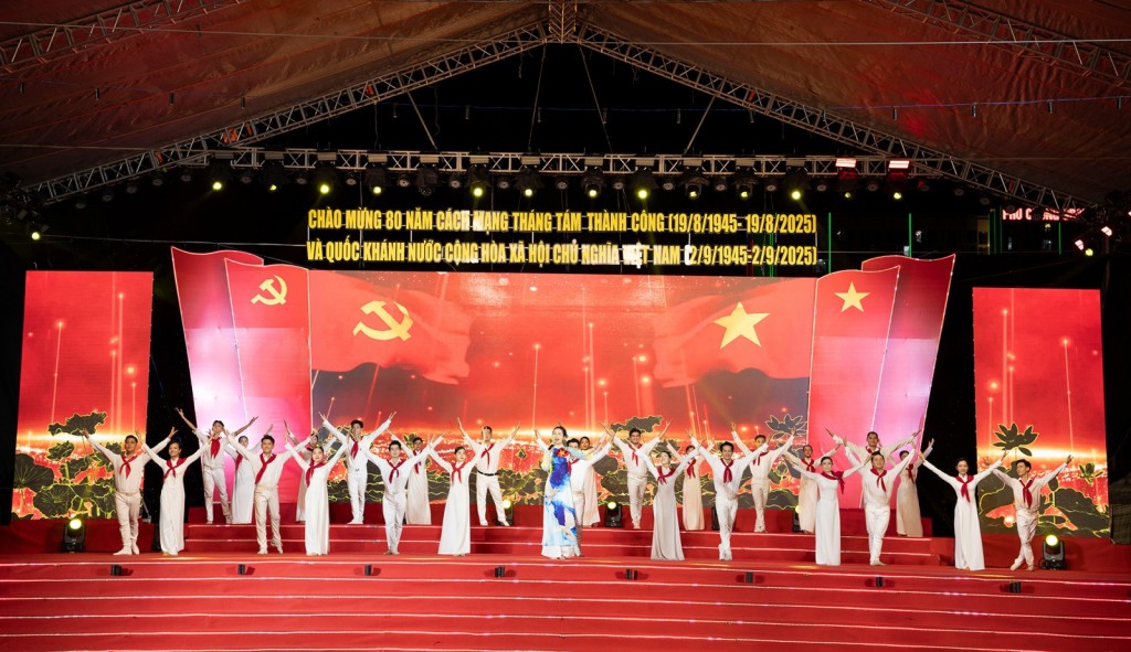 Các tiết mục văn nghệ được dàn dựng công phu, giàu cảm xúc Các tiết mục văn nghệ được dàn dựng công phu, giàu cảm xúc