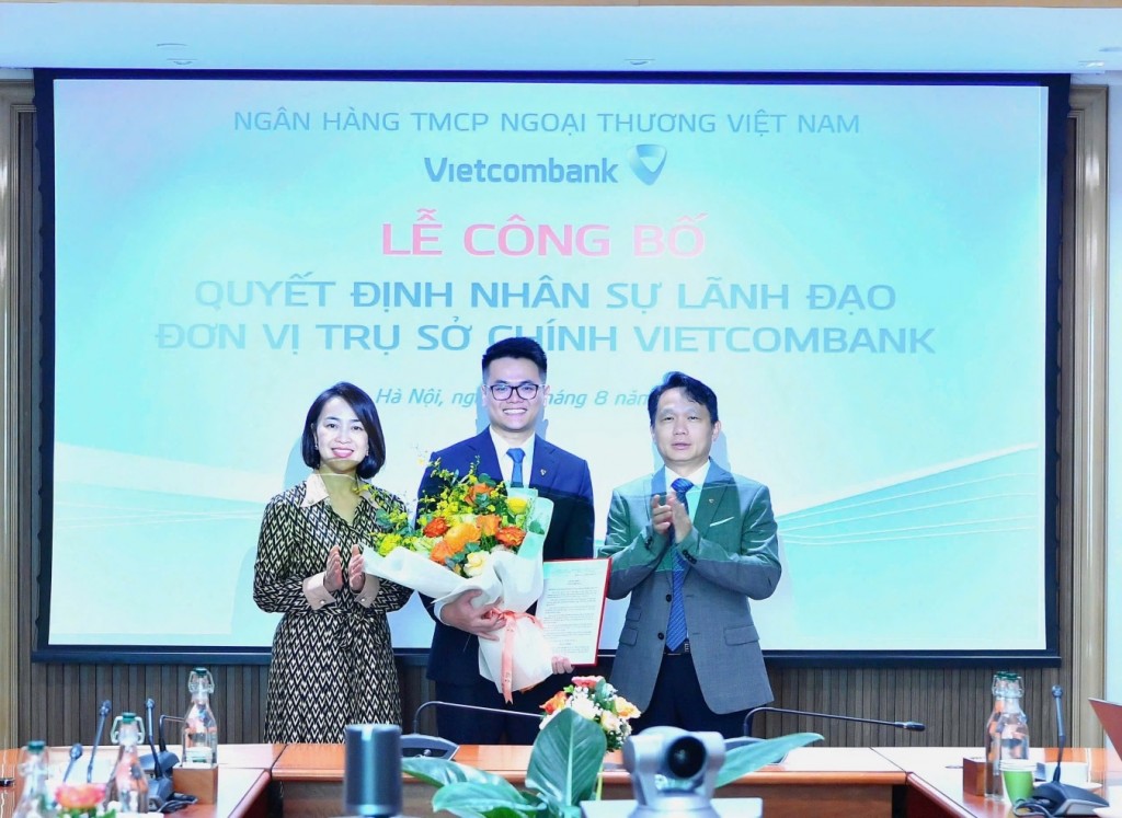 Ông Nguyễn Mạnh Hùng - Thành viên HĐQT Vietcombank (bên phải) trao Quyết định bổ nhiệm và bà Nguyễn Thị Kim Oanh - Thành viên HĐQT Vietcombank tặng hoa chúc mừng ông Hà Vinh Hiển - tân Phó Trưởng Ban Chiến lược và thư ký HĐQT Vietcombank Ông Nguyễn Mạnh Hùng - Thành viên HĐQT Vietcombank (bên phải) trao Quyết định bổ nhiệm và bà Nguyễn Thị Kim Oanh - Thành viên HĐQT Vietcombank tặng hoa chúc mừng ông Hà Vinh Hiển - tân Phó Trưởng Ban Chiến lược và thư ký HĐQT Vietcombank