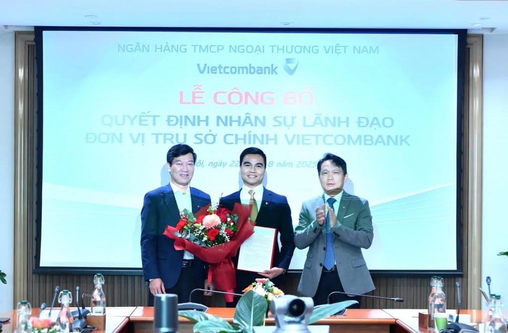 Ông Vũ Quang Đông - Phó Giám đốc Khối phụ trách Khối Vốn và Thị trường Vietcombank (bên trái) trao Quyết định bổ nhiệm và ông Nguyễn Mạnh Hùng - Thành viên HĐQT Vietcombank (bên phải) tặng hoa chúc mừng ông Nguyễn Hữu Tùng - tân Phó giám đốc Ban Kinh doanh sản phẩm vốn Vietcombank Ông Vũ Quang Đông - Phó Giám đốc Khối phụ trách Khối Vốn và Thị trường Vietcombank (bên trái) trao Quyết định bổ nhiệm và ông Nguyễn Mạnh Hùng - Thành viên HĐQT Vietcombank (bên phải) tặng hoa chúc mừng ông Nguyễn Hữu Tùng - tân Phó giám đốc Ban Kinh doan