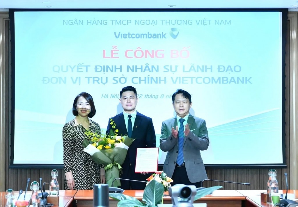 Ông Nguyễn Mạnh Hùng - Thành viên HĐQT Vietcombank (bên phải) trao Quyết định bổ nhiệm và bà Nguyễn Thị Kim Oanh - Thành viên HĐQT Vietcombank tặng hoa chúc mừng ông Chử Ngọc Linh - tân Phó Trưởng Ban Chiến lược và thư ký HĐQT Vietcombank Ông Nguyễn Mạnh Hùng - Thành viên HĐQT Vietcombank (bên phải) trao Quyết định bổ nhiệm và bà Nguyễn Thị Kim Oanh - Thành viên HĐQT Vietcombank tặng hoa chúc mừng ông Chử Ngọc Linh - tân Phó Trưởng Ban Chiến lược và thư ký HĐQT Vietcombank